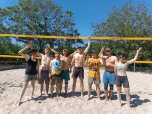 Gruppenfoto von teil sandigen Beachvolleyballer_Innen